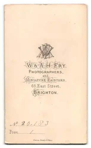 Fotografie W. & A. H. Fry, Brighton, Portrait junge Dame mit Hochsteckfrisur und Kragenbrosche