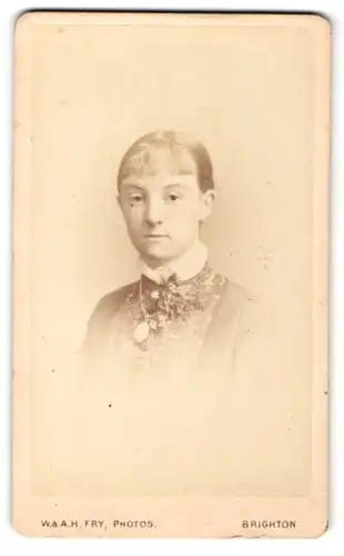 Fotografie W. & A. H. Fry, Brighton, Portrait junge Dame mit zurückgebundenem Haar