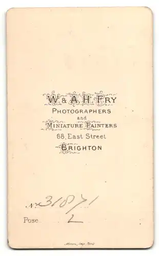 Fotografie W. & A. H. Fry, Brighton, Portrait junge Dame mit zurückgebundenem Haar