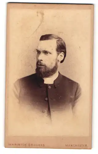 Fotografie Warwick Brookes, Manchester, Portrait Geistlicher mit Vollbart