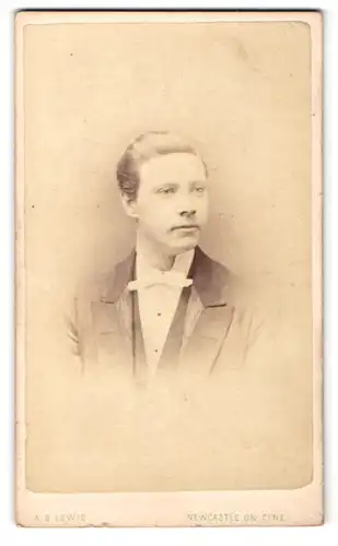 Fotografie A. D. Lewis, Newcastle, Portrait junger Herr im Anzug mit Fliege