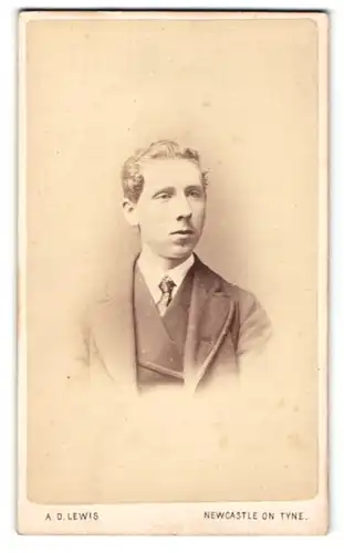 Fotografie A. D. Lewis, Newcastle on Tyne, Portrait blonder junger Mann mit Krawatte