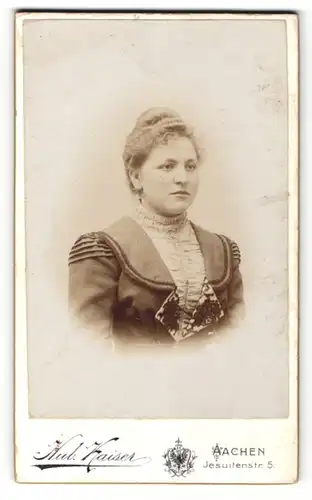 Fotografie Hub. Kaiser, Aachen, Portrait hübsche Dame in edler Bluse