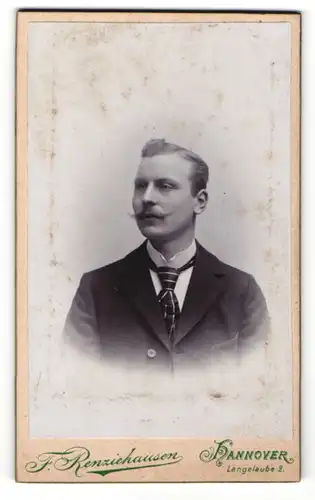 Fotografie F. Renziehausen, Hannover, Portrait junger Herr im Anzug mit Zwirbelbart