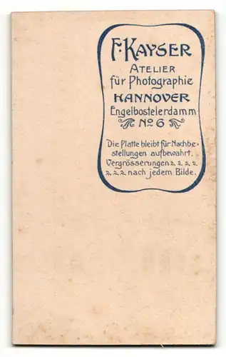 Fotografie Fritz Kayser, Hannover, Portrait junge Frau in edler Bluse mit Brosche