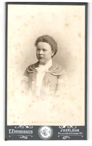 Fotografie E. Ebbinghaus, Iserlohn, Junges Mädchen mit Pausbacken in edler Bluse