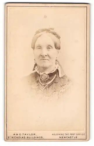 Fotografie A. & G. Taylor, Newcastle, Dame mit Ohrsteckern und Halskette trägt ein Haarband