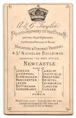 Fotografie A. & G. Taylor, Newcastle, Dame mit Ohrsteckern und Halskette trägt ein Haarband