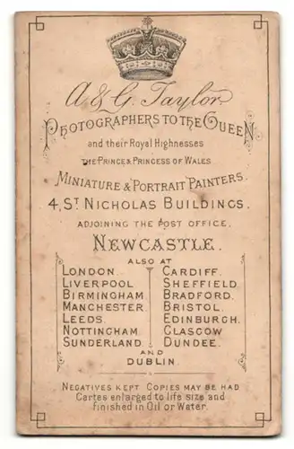 Fotografie A. & G. Taylor, Newcastle, Mann mit Kinnbart trägt Anzug und weisses Hemd mit Krawatte