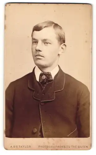 Fotografie A. & G. Taylor, Newcastle, Junger Mann mit Seitenscheitel und gepunkteter Krawatte mit Knopf