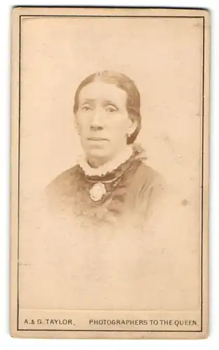 Fotografie A. & G. Taylor, Newcastle, Frau mit dunklen Haaren trägt Spitzenkragen und Medallion