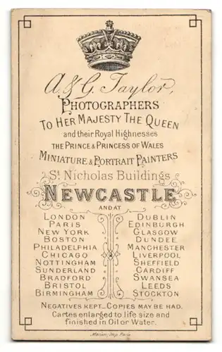 Fotografie A. & G. Taylor, Newcastle, Frau trägt Haube mit aufwendiger Verzierung aus Pflanzen und Halskette