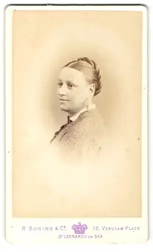 Fotografie R. Boning & Co. , St Leonards on Sea , Frau mit zum Kranz geflochtenen Haaren und weissem Kragen