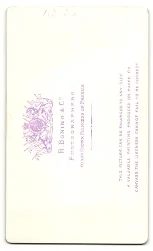 Fotografie R. Boning & Co. , St Leonards on Sea , Frau mit zum Kranz geflochtenen Haaren und weissem Kragen