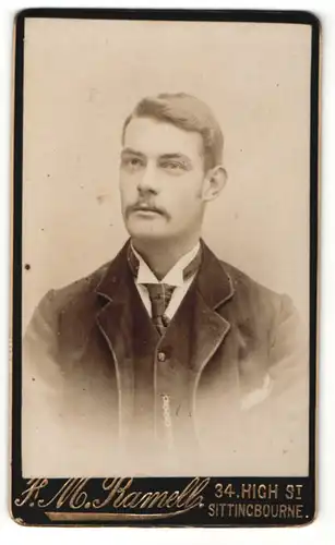 Fotografie H. M. Ramell, Sittingbourne, Mann mit leichtem Oberlippenbart trägt gestreifte Krawatte und Taschenuhrkette