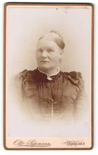 Fotografie Otto Siepmann, Iserlohn, Dame mit Kleid und Halskette