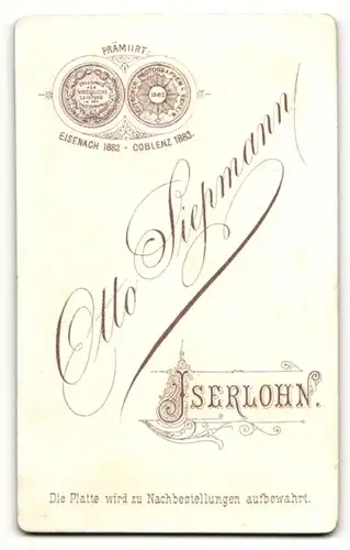 Fotografie Otto Siepmann, Iserlohn, Dame mit Kleid und Halskette