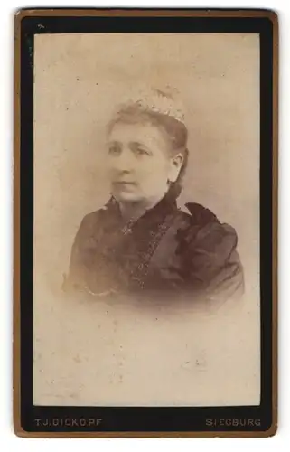 Fotografie T. J. Dickopf, Siegburg, ältere Dame mit Kopfschmuck