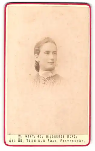 Fotografie W. Kent, Eastbourne, Frau mit weissem Kragen Ohrsteckern und dunklen Haaren