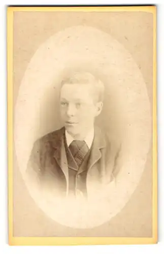 Fotografie F. S. Mann, Hastings, Junge mit hellen Haaren und gepunkteter Krawatte trägt graue Jacke