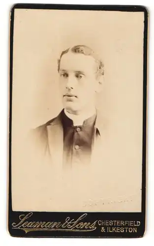 Fotografie Seaman & Sons, Chesterfield, Portrait Geistlicher in Talar