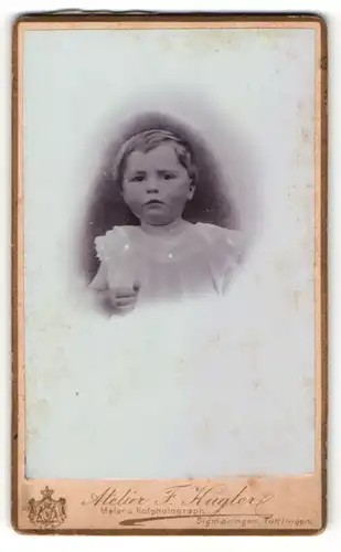 Fotografie F. Kugler, Sigmaringen, Portrait kleines Mädchen im hübschen Kleid mit kurzen Haaren