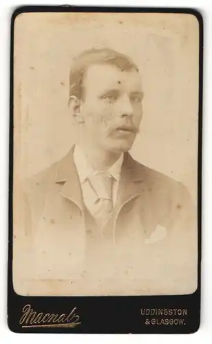 Fotografie Macnab, Glasgow, Portrait bürgerlicher Herr im Anzug mit Krawatte und Schnurrbart