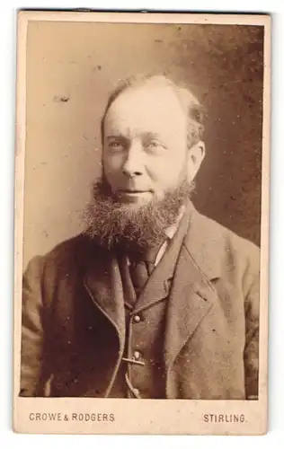 Fotografie Crowe & Rodgers, Stirling, Portrait bürgerlicher Herr im Anzug mit Krawatte und Bart