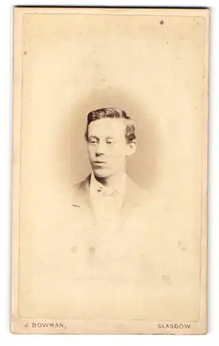 Fotografie J. Bowman, Glasgow, Portrait bürgerlicher Herr im Anzug mit zeitgenössischer Frisur