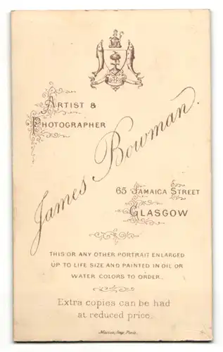 Fotografie J. Bowman, Glasgow, Portrait bürgerlicher Herr im Anzug mit zeitgenössischer Frisur