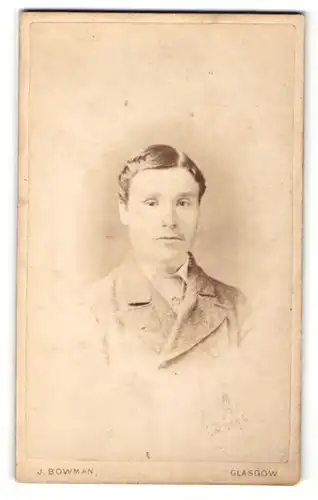 Fotografie J. Bowman, Glasgow, Portrait charmanter Herr in bürgerlicher Kleidung mit Seitenscheitel