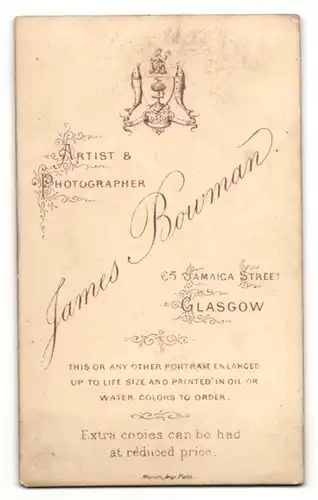 Fotografie J. Bowman, Glasgow, Portrait charmanter Herr in bürgerlicher Kleidung mit Seitenscheitel
