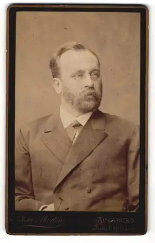 Fotografie Gebr. Martin, Augsburg, eleganter Herr im Anzug, mit Nickelbrille und Vollbart