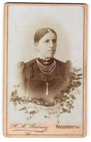 Fotografie H. Al. Wenning, Wasserburg a. Inn, Portrait schöne junge Frau mit Halsschmuck