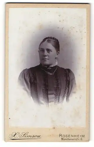 Fotografie X. Simson, Rosenheim, Portrait wunderschöne junge Frau mit Flechtzopf