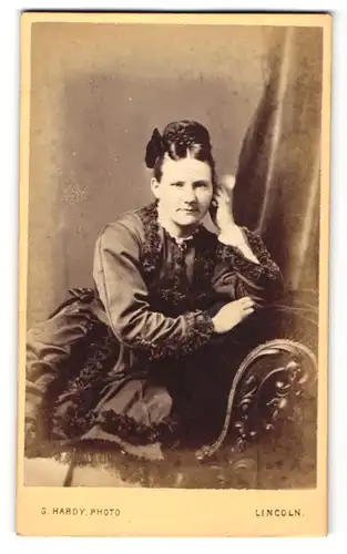 Fotografie G. Hardy, Lincoln, Portrait dunkelhaarige junge Schönheit mit Haarschleife