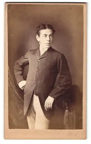 Fotografie A. T. Osbourne, Lincoln, Portrait junger Mann mit lockigem Haar im Jackett