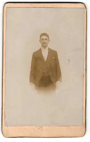 Fotografie Fotograf & Ort unbekannt, Portrait dunkelhaariger charmanter Herr im Anzug mit Krawatte
