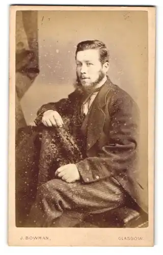 Fotografie J. Bowman, Glasgow, Portrait junger Herr mit Backenbart sitzend