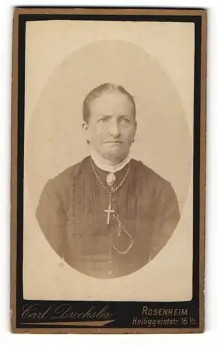 Fotografie Carl Drechsler, Rosenheim, Portrait bürgerliche Dame mit zurückgebundenem Haar und Kreuzkette