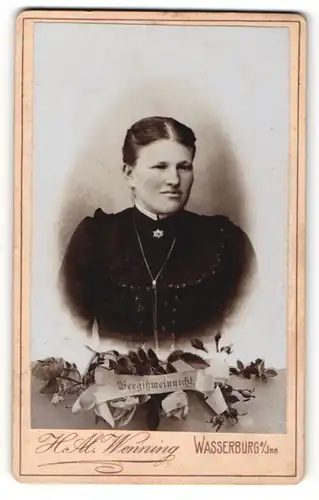 Fotografie H. Al. Wenning, Wasserburg a / Inn, Portrait bürgerliche Dame mit zurückgebundenem Haar