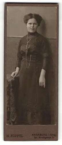 Fotografie H. Föppel, Annaberg i/Erzg., Portrait junge Frau in schwarz