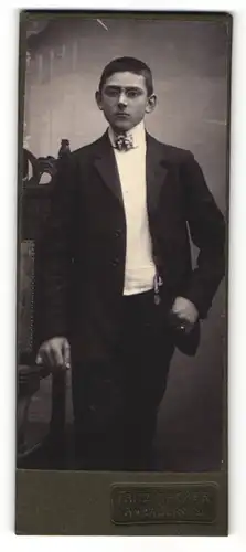 Fotografie Fritz Hacker, Annaberg i/S, Portrait halbwüchsiger Knabe mit Brille in Anzug