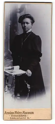 Fotografie Fritz Hacker, Annaberg, Portrait Fräulein in festlicher Garderobe