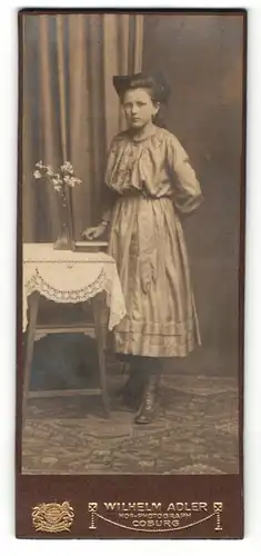 Fotografie Wilhelm Adler, Coburg, Mädchen mit Haarschleife in Kleid
