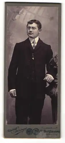 Fotografie Heinrich Seizinger, Hildburghausen, Portrait junger Herr mit Zwicker in Anzug