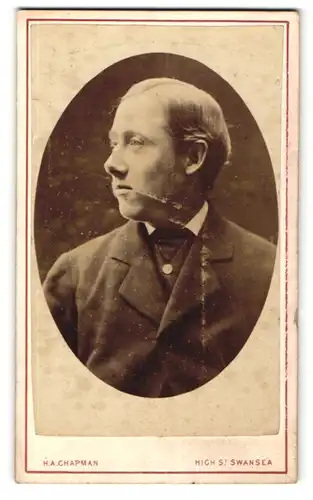 Fotografie H. A. Chapman, Swansea, Profilportrait junger Herr in Anzug