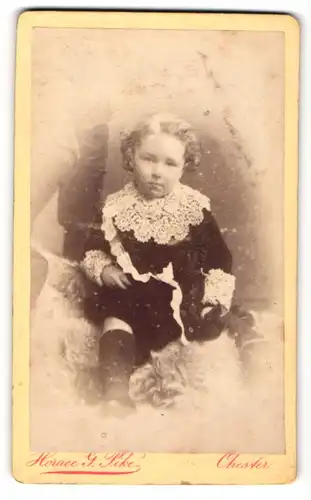 Fotografie Horace G. Pike, Chester, Portrait süsses blondes Mädchen mit lockigem Haar