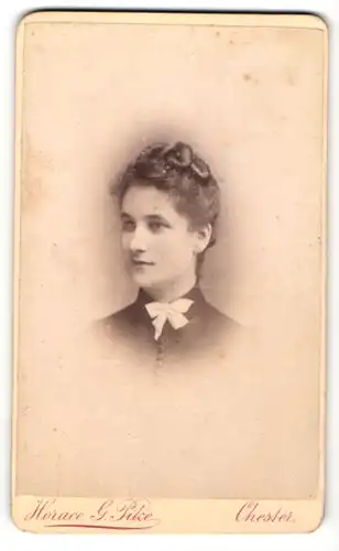 Fotografie Horace G. Pike, Chester, Portrait bildschönes Fräulein mit hochgestecktem Haar