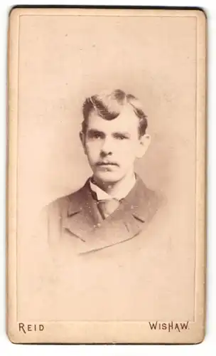 Fotografie Reid, Wishaw, Portrait hübscher junger Mann in Krawatte und Jackett